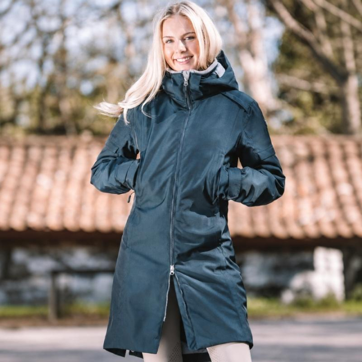 Parka d'équitation Grace Bleu Marine dans le groupe Vêtements d'équitation / Manteaux & Vestes / Manteaux d'équitation chez Equinest (11008590003NA_r)