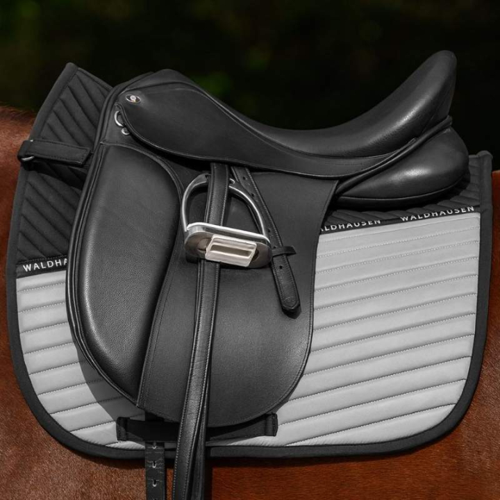 Tapis de selle dressage Reflex Gris dans le groupe Équipement d'équitation / Réflecteurs chez Equinest (1122611DGR_r)