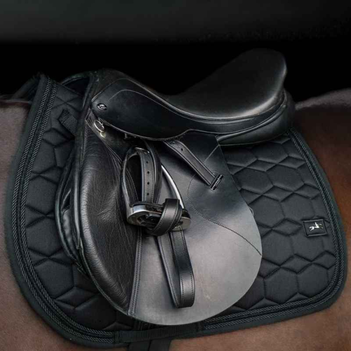 Tapis de selle High Density Noir dans le groupe Équipement cheval / Tapis de selle / Tapis de selle mixte & Tapis de selle de saut chez Equinest (1610001123BA_r)