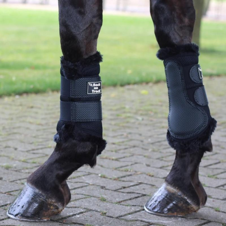 Guêtres fermées 3D mesh avec fausse fourrure dans le groupe Équipement cheval / Protections des Membres / Guêtres fermées & Guêtres de dressage chez Equinest (20810001)