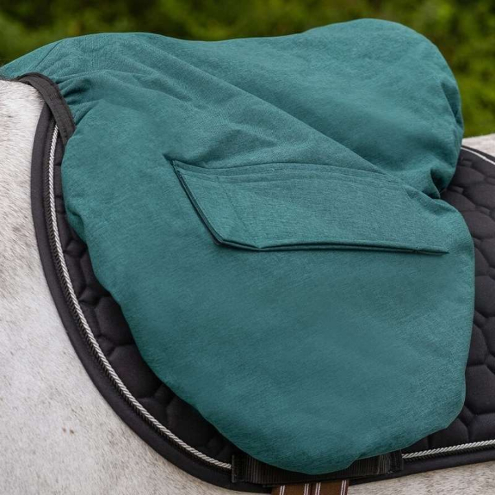 Housse de selle Water Repellent Vert Foncé dans le groupe Équipement cheval / Accessoires / Housses de selle chez Equinest (3163DGR0DGN)