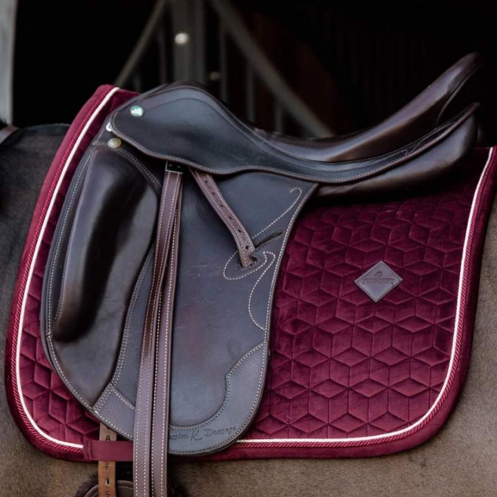 Tapis de selle de dressage Velvet Rouge vineux dans le groupe Équipement cheval / Tapis de selle / Tapis de selle dressage chez Equinest (42579DRVn_r)