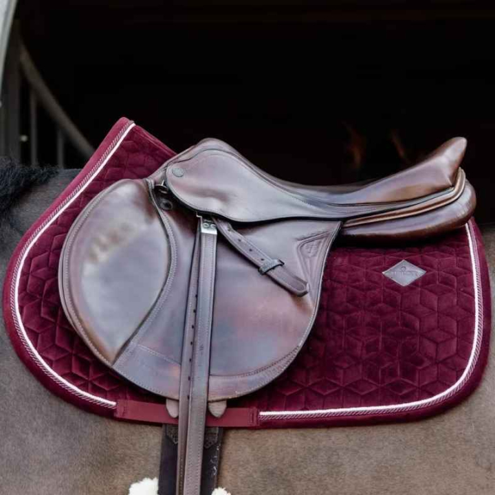 Tapis de selle Velours Rouge vineux dans le groupe Équipement cheval / Tapis de selle / Tapis de selle mixte & Tapis de selle de saut chez Equinest (42579Vn_r)