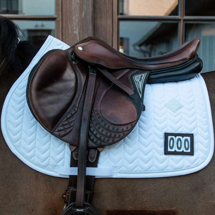Tapis de selle Fishbone Competition Blanc dans le groupe Équipement cheval / Tapis de selle / Tapis de selle mixte & Tapis de selle de saut chez Equinest (4258202SJWH_r)