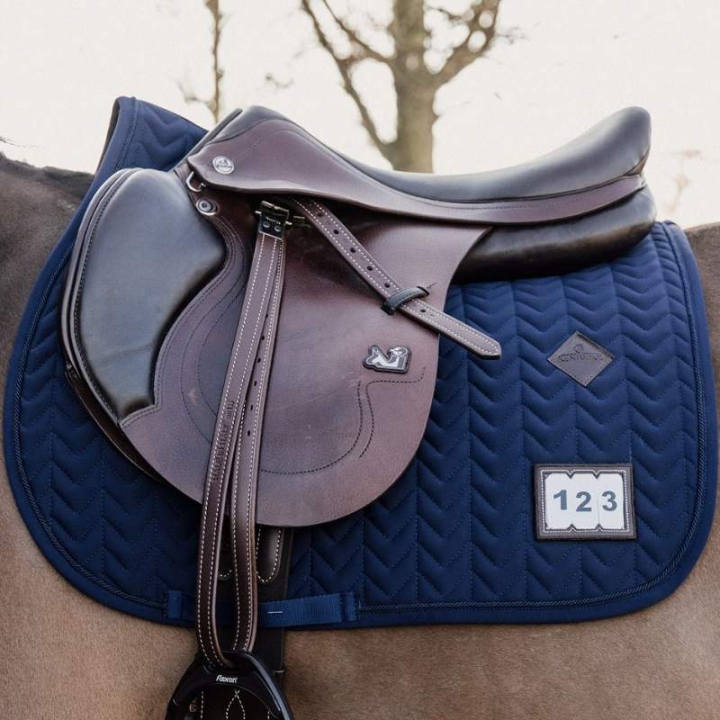 Tapis de selle Fishbone Competition Bleu Marine dans le groupe Équipement cheval / Tapis de selle / Tapis de selle mixte & Tapis de selle de saut chez Equinest (42582Ma_r)