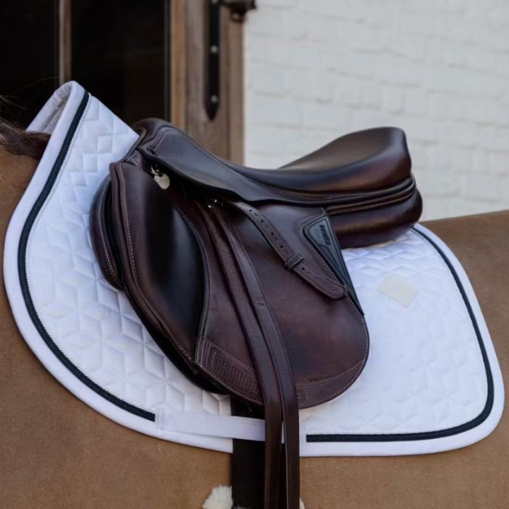 Tapis de selle Glitter Rope Blanc/Noir dans le groupe Équipement cheval / Tapis de selle / Tapis de selle mixte & Tapis de selle de saut chez Equinest (425840201SJWHBA_r)