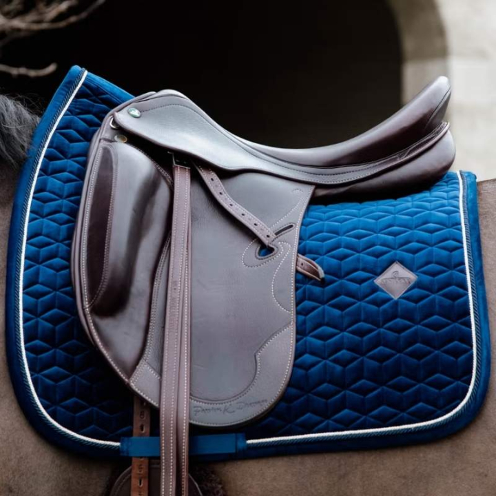 Tapis de selle de dressage Basic Velours Bleu Marine dans le groupe Équipement cheval / Tapis de selle / Tapis de selle dressage chez Equinest (42589DrMa_r)