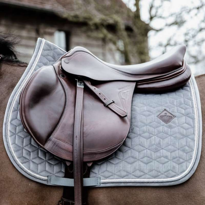 Tapis de selle Basique Velours Gris dans le groupe Équipement cheval / Tapis de selle / Tapis de selle mixte & Tapis de selle de saut chez Equinest (42589Gr_r)