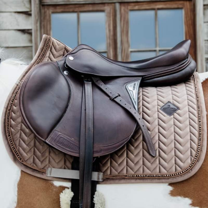 Tapis de selle Velours Perles Beige   dans le groupe Équipement cheval / Tapis de selle / Tapis de selle mixte & Tapis de selle de saut chez Equinest (42590Be_r)