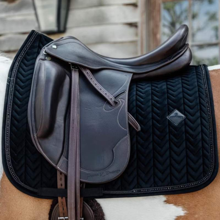 Tapis de selle de dressage Velvet Perles Noir dans le groupe Équipement cheval / Tapis de selle / Tapis de selle dressage chez Equinest (42590DrSv_r)