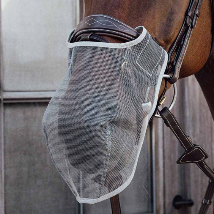 Filet nasal Anti Fly Gris dans le groupe Équipement cheval / Briderie & Frontaux / Accessoires de briderie chez Equinest (4266308FGR_r)