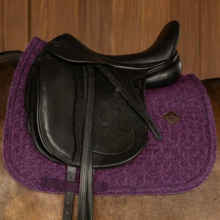 Tapis de selle dressage Full Sparkling Violet dans le groupe Équipement cheval / Tapis de selle / Tapis de selle dressage chez Equinest (4269975DRPU_r)
