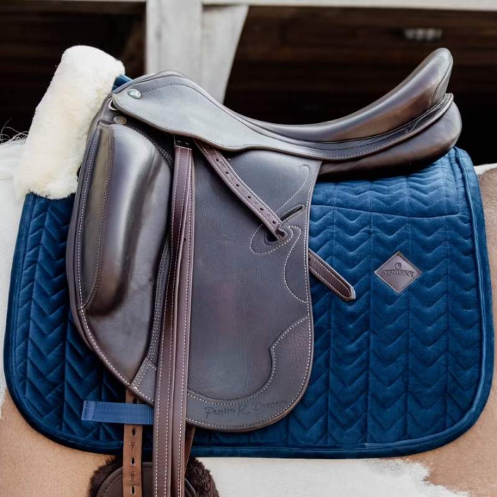 Tapis de selle dressage Skin Friendly Velvet Bleu Marine dans le groupe Équipement cheval / Tapis de selle / Tapis de selle dressage chez Equinest (4270603DRNA_r)
