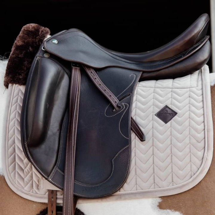 Tapis de selle dressage Skin Friendly Velvet Beige dans le groupe Équipement cheval / Tapis de selle / Tapis de selle dressage chez Equinest (4270632DRBE_r)