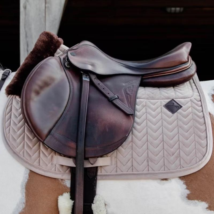 Tapis de selle Skin Friendly Velvet Beige dans le groupe Équipement cheval / Tapis de selle / Tapis de selle mixte & Tapis de selle de saut chez Equinest (4270632SJBE_r)