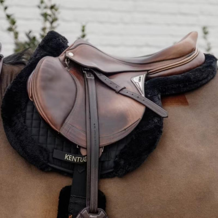 Tapis de selle Hunter Vegan Sheepskin Noir dans le groupe Équipement cheval / Tapis de selle / Tapis de selle de western chez Equinest (4271401BA)