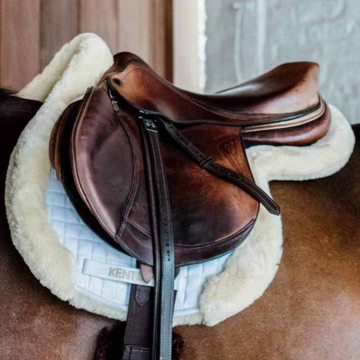 Tapis de selle Hunter Vegan Sheepskin Blanc dans le groupe Équipement cheval / Tapis de selle / Tapis de selle de western chez Equinest (4271401WH)