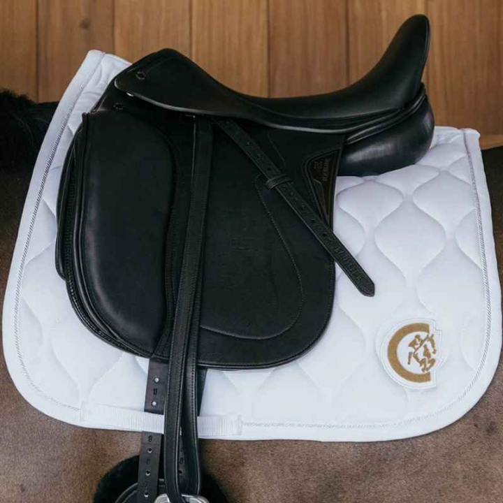 Tapis de selle dressage Wave 3D Logo Blanc dans le groupe Équipement cheval / Tapis de selle / Tapis de selle dressage chez Equinest (4271802DRWH_r)