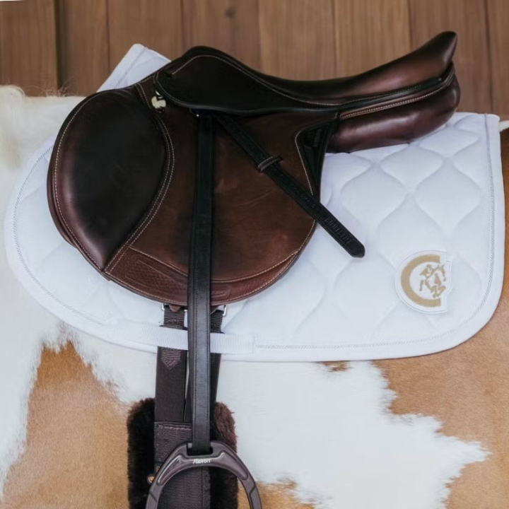 Tapis de selle Wave 3D Logo Blanc dans le groupe Équipement cheval / Tapis de selle / Tapis de selle mixte & Tapis de selle de saut chez Equinest (4271802SJWH_r)