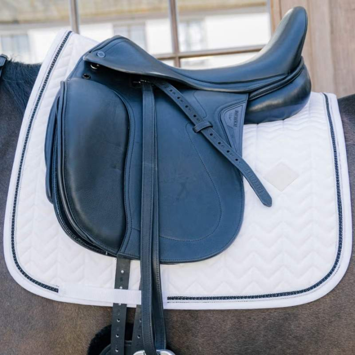 Tapis de selle dressage Metal Chain Blanc dans le groupe Équipement cheval / Tapis de selle / Tapis de selle dressage chez Equinest (4272102DRWH_r)