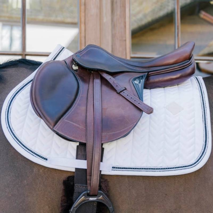Tapis de selle Metal Chain Blanc dans le groupe Équipement cheval / Tapis de selle / Tapis de selle mixte & Tapis de selle de saut chez Equinest (4272102SJWH_r)