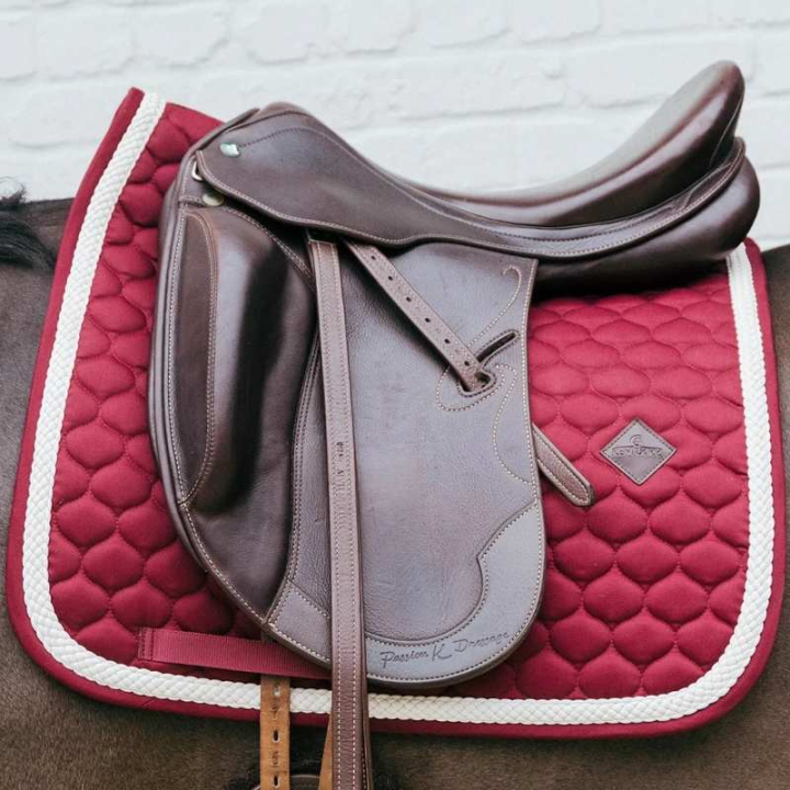 Tapis de selle dressage Plaited Cord Bordeaux dans le groupe Équipement cheval / Tapis de selle / Tapis de selle dressage chez Equinest (4272217DRWN_r)