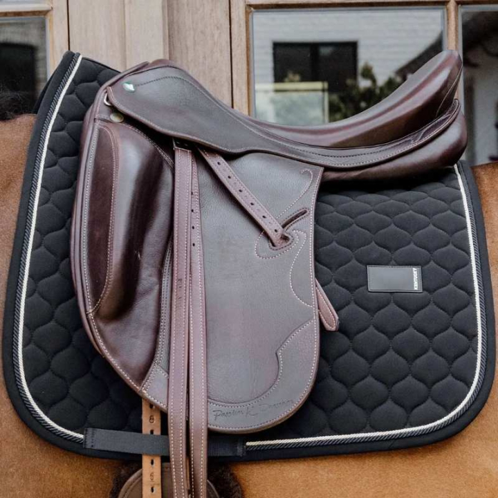 Tapis de selle dressage Onion Quilt Rubber Logo Noir dans le groupe Équipement cheval / Tapis de selle / Tapis de selle dressage chez Equinest (4272701DRBA_r)