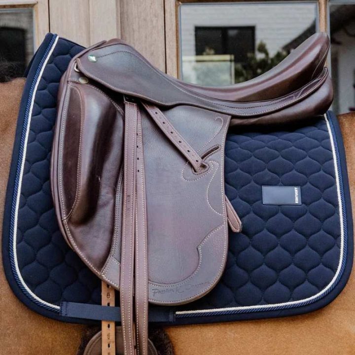 Tapis de selle dressage Onion Quilt Rubber Logo Bleu Marine dans le groupe Équipement cheval / Tapis de selle / Tapis de selle dressage chez Equinest (4272703DRNA_r)