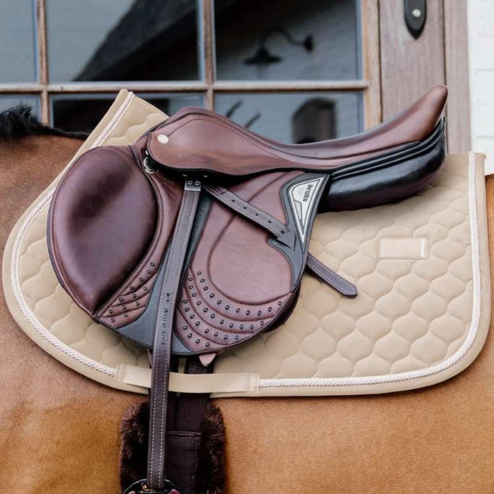 Tapis de selle Onion Quilt Rubber Logo Beige dans le groupe Équipement cheval / Tapis de selle / Tapis de selle mixte & Tapis de selle de saut chez Equinest (4272732SJBE_r)