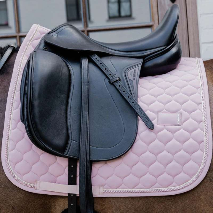 Tapis de selle dressage Onion Quilt Rubber Logo Rose pâle dans le groupe Équipement cheval / Tapis de selle / Tapis de selle dressage chez Equinest (4272750DRLPI_r)