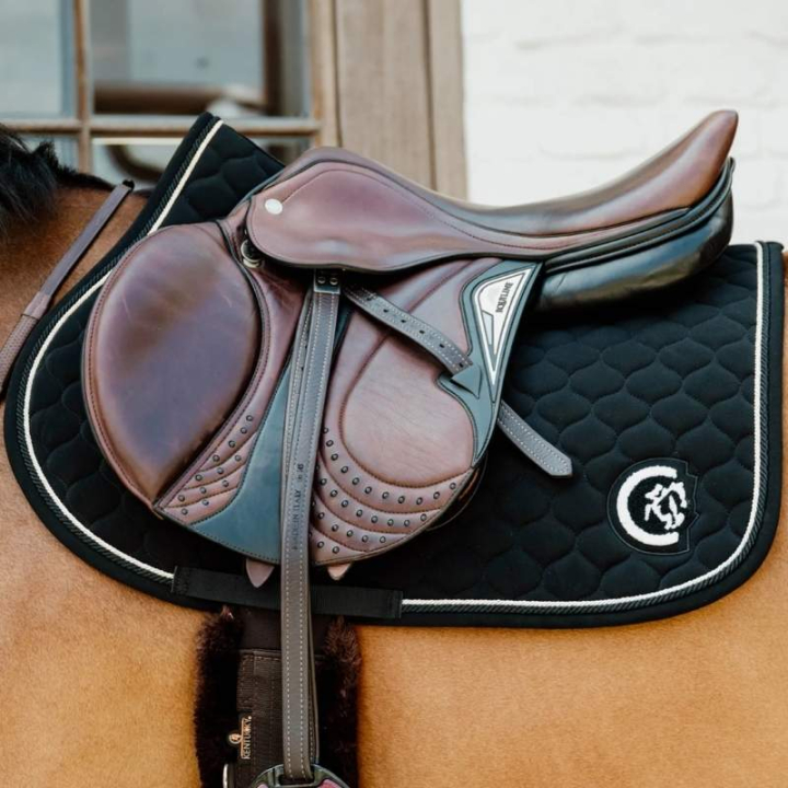 Tapis de selle Onion Quilt 3D Logo Noir dans le groupe Équipement cheval / Tapis de selle / Tapis de selle mixte & Tapis de selle de saut chez Equinest (4272801SJBA_r)