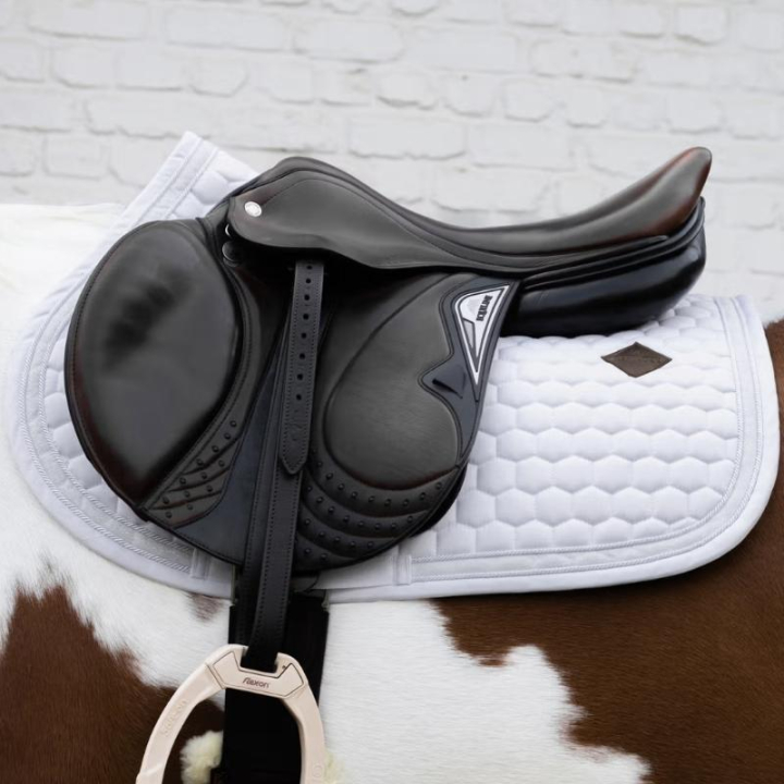 Tapis de selle Glitter Band Blanc/Blanc dans le groupe Équipement cheval / Tapis de selle / Tapis de selle mixte & Tapis de selle de saut chez Equinest (427300202SJWHWH_r)