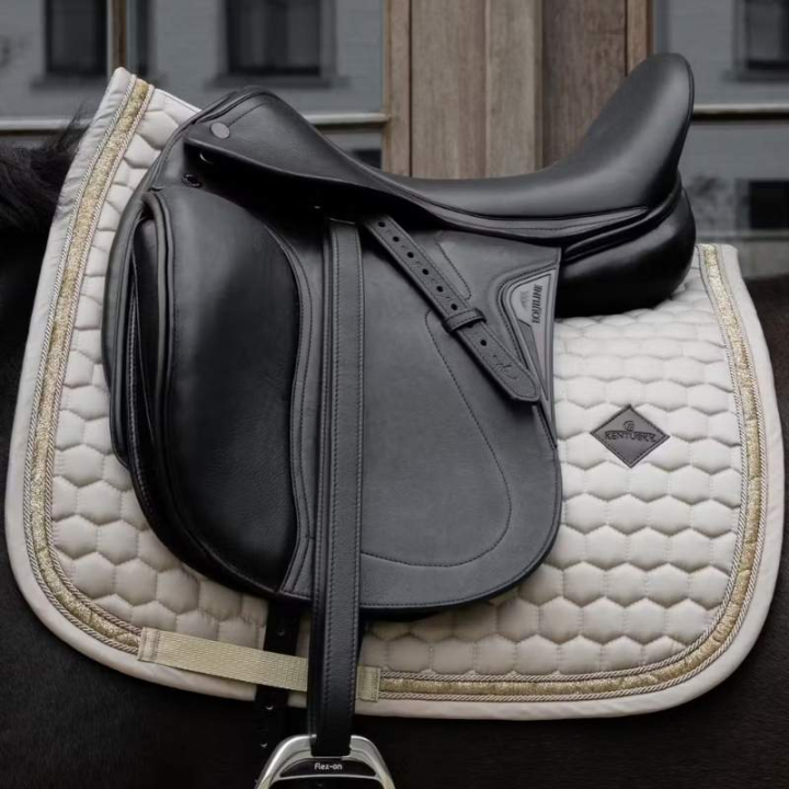 Tapis de selle dressage Glitter Band Beige dans le groupe Équipement cheval / Tapis de selle / Tapis de selle dressage chez Equinest (4273032DRBE_r)