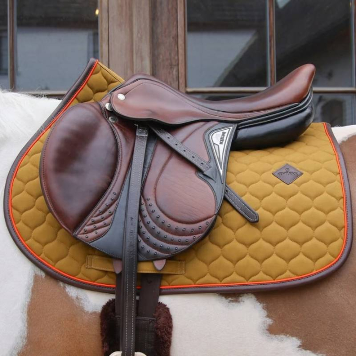 Tapis de selle Onion Quilt Leather Khaki dans le groupe Équipement cheval / Tapis de selle / Tapis de selle mixte & Tapis de selle de saut chez Equinest (4274376SJKGN_r)