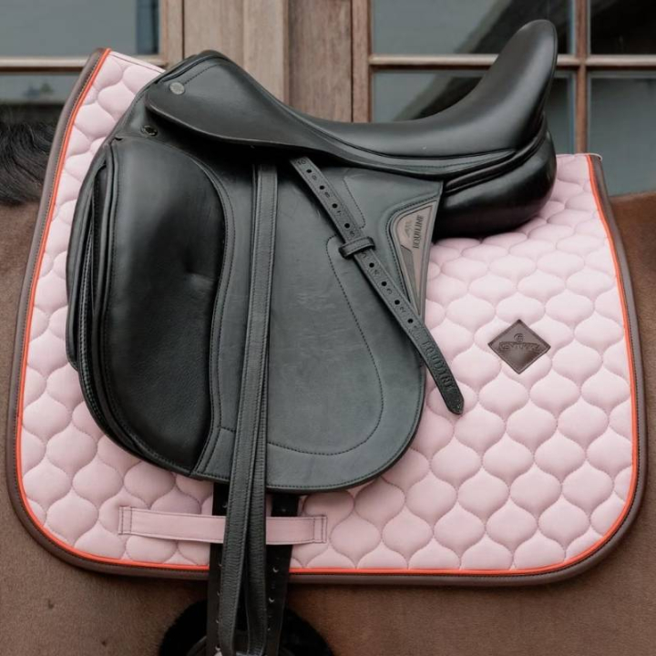 Tapis de selle dressage Onion Quilt Leather Lavender dans le groupe Équipement cheval / Tapis de selle / Tapis de selle dressage chez Equinest (4274378DRPU_r)