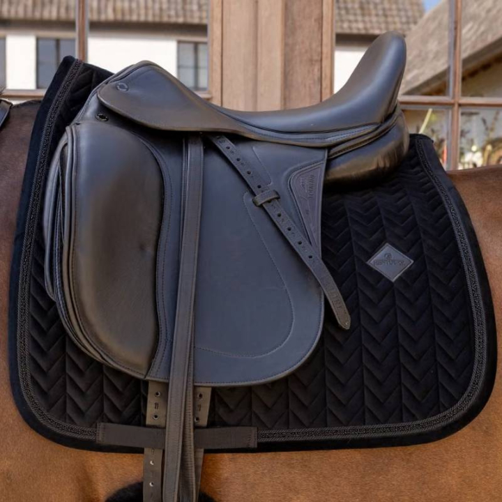 Tapis de selle dressage Velvet Mini Pearls Noir dans le groupe Équipement cheval / Tapis de selle / Tapis de selle dressage chez Equinest (4275001DRBA_r)