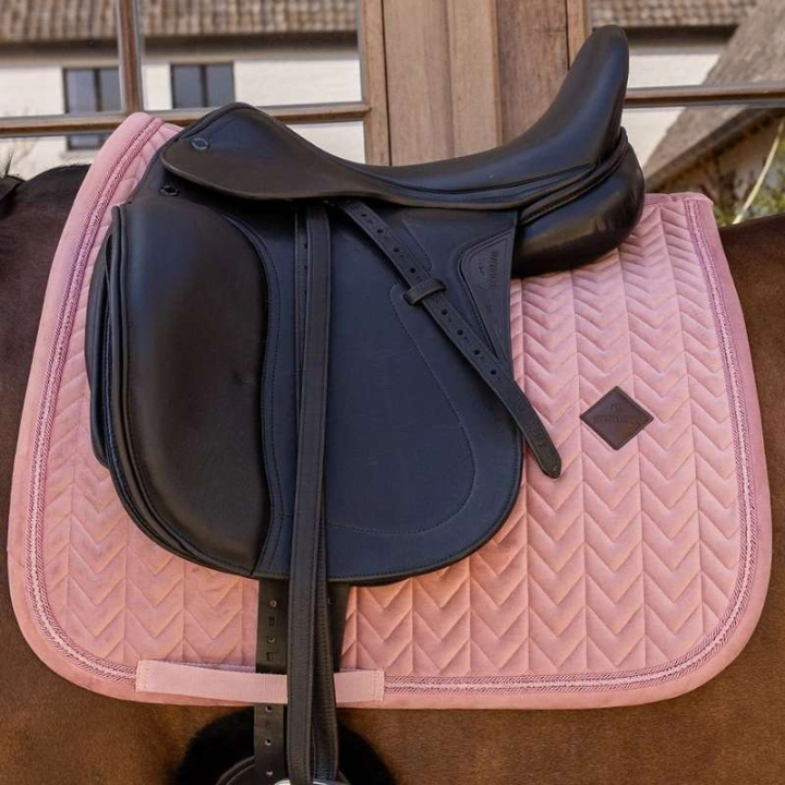 Tapis de selle dressage Velvet Mini Pearls Vieux Rose dans le groupe Équipement cheval / Tapis de selle / Tapis de selle dressage chez Equinest (4275010DROPI_r)