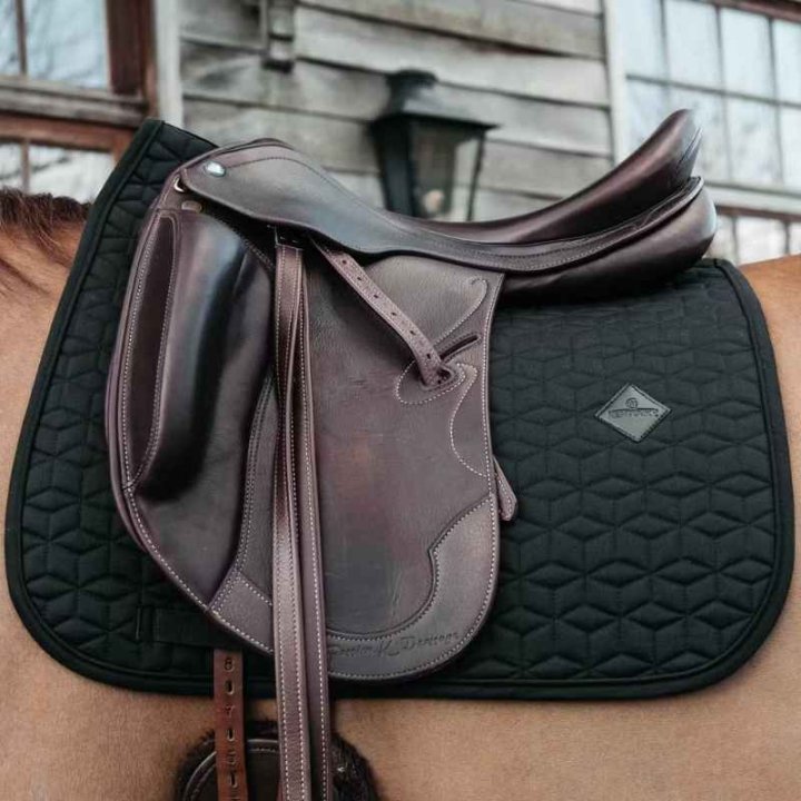 Tapis de selle de dressage Classic Noir dans le groupe Équipement cheval / Tapis de selle / Tapis de selle dressage chez Equinest (42803DrSv_r)