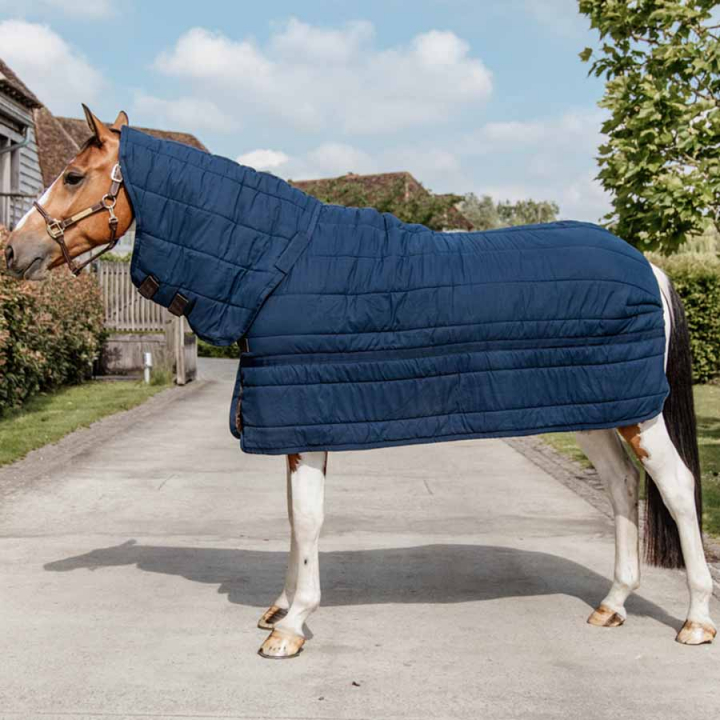 Sous-couverture avec cou Skin Friendly 150g Bleu Marine dans le groupe Couvertures cheval / Liners & Sous-couvertures chez Equinest (52216NA_r)