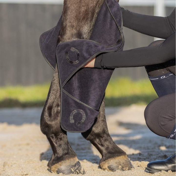 Serviette Hands-in 65x35cm Noir dans le groupe Équipement cheval / Accessoires chez Equinest (5746ZWMBA)