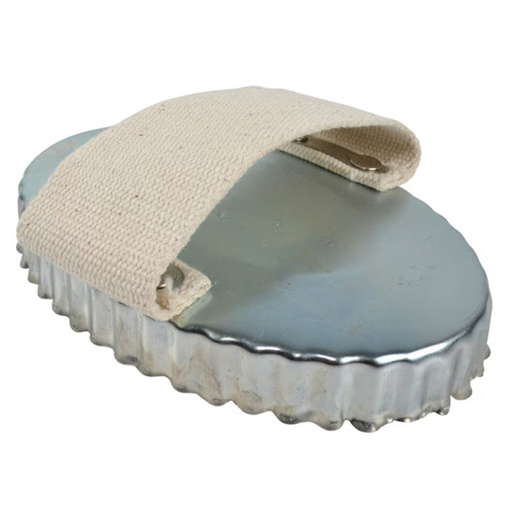 Racloir Metall Oval Marron dans le groupe Produits de soins / Brosses et étrilles / Etrilles chez Equinest (603261BR)