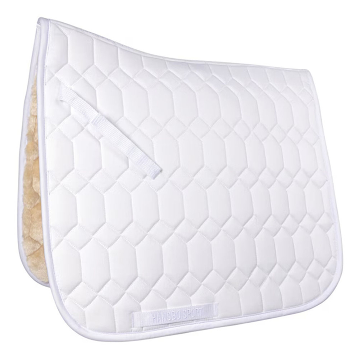 Tapis de selle dressage HS Sheeplike Blanc dans le groupe Équipement cheval / Tapis de selle / Tapis de selle dressage chez Equinest (603823WH_r)