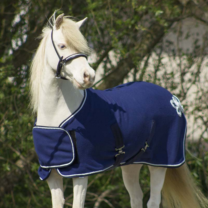 Couverture polaire Falabella Ornament Bleu Marine/Argent  dans le groupe Couvertures cheval / Couverture polaire & séchante chez Equinest (6668NASI)