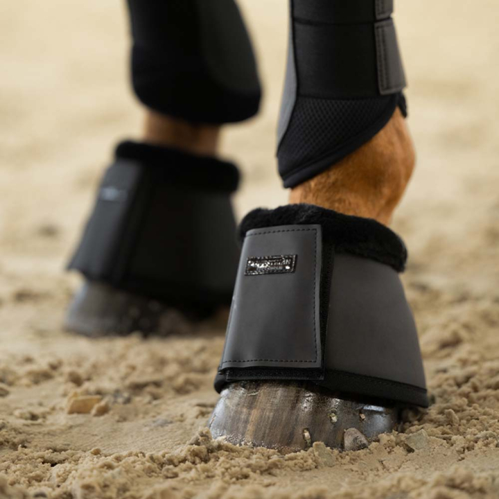 Cloches ES Faux Fur All Black dans le groupe Équipement cheval / Protections des Membres / Cloches  chez Equinest (734020643168BABA_r)