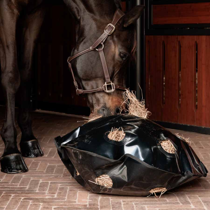 Filet à foin Play & Haybag Slowfeeder Round Noir dans le groupe Écurie & Pré / Matériel pour l'écurie / Filets à foin & sacs à foin chez Equinest (8222701LBA_r)