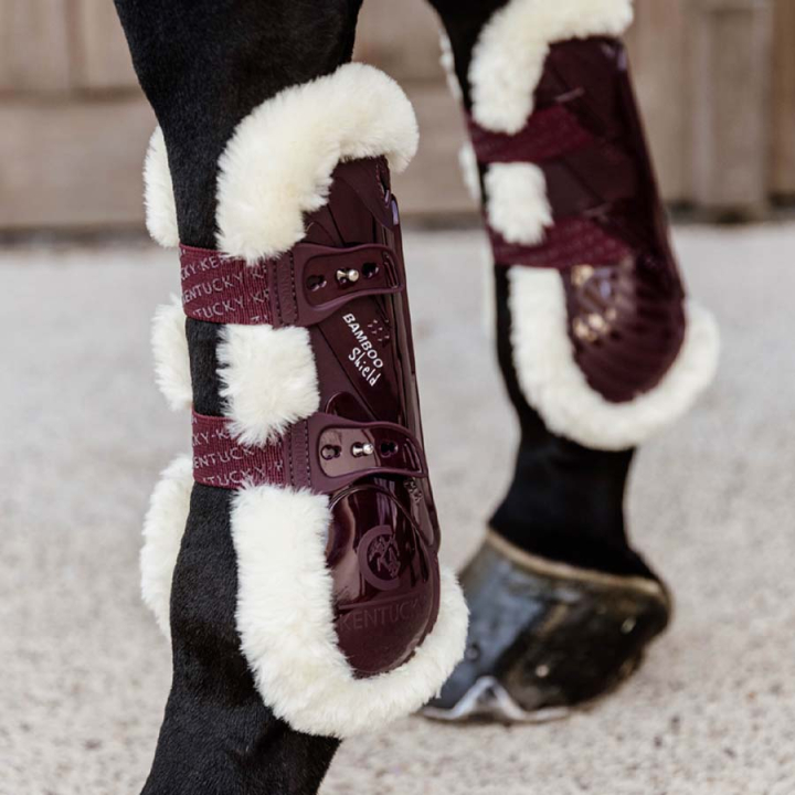 Guêtres ouvertes Vegan Sheepskin Bamboo Elastic Bordeaux dans le groupe Équipement cheval / Protections des Membres / Guêtres ouvertes chez Equinest (88102WN_r)