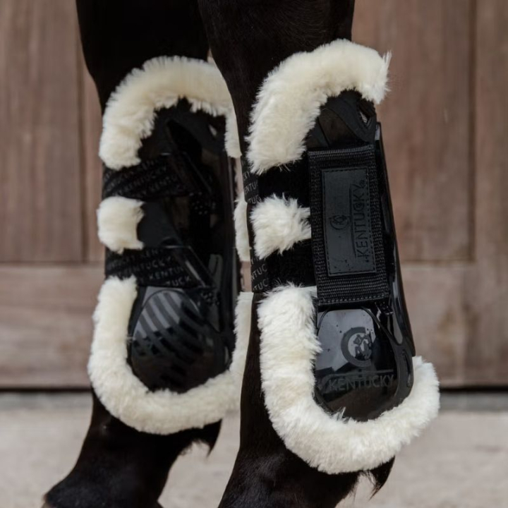 Guêtres ouvertes Vegan Sheepskin Velcro Noir dans le groupe Équipement cheval / Protections des Membres / Guêtres ouvertes chez Equinest (8810401MBA_r)