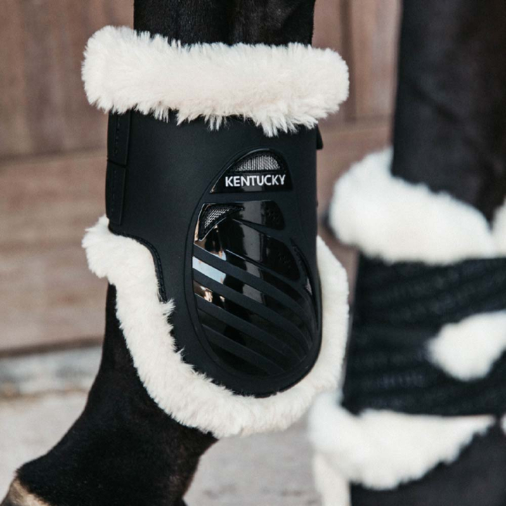 Protège-boulets Elastic Vegan Sheepskin Noir dans le groupe Équipement cheval / Protections des Membres / Protège-boulets chez Equinest (8820801MBA_r)