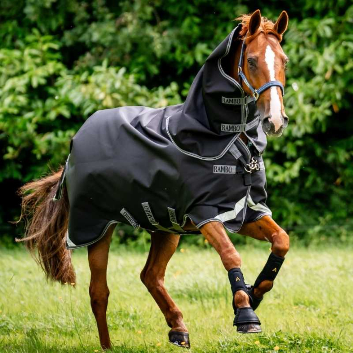 Couverture de pluie Rambo Supreme Plus 1680D 50g Noir/Gris/Argent dans le groupe Couvertures cheval / Couvertures d'extérieur / Couvertures imperméables cheval chez Equinest (AAASA1KJJBAGRSI_r)