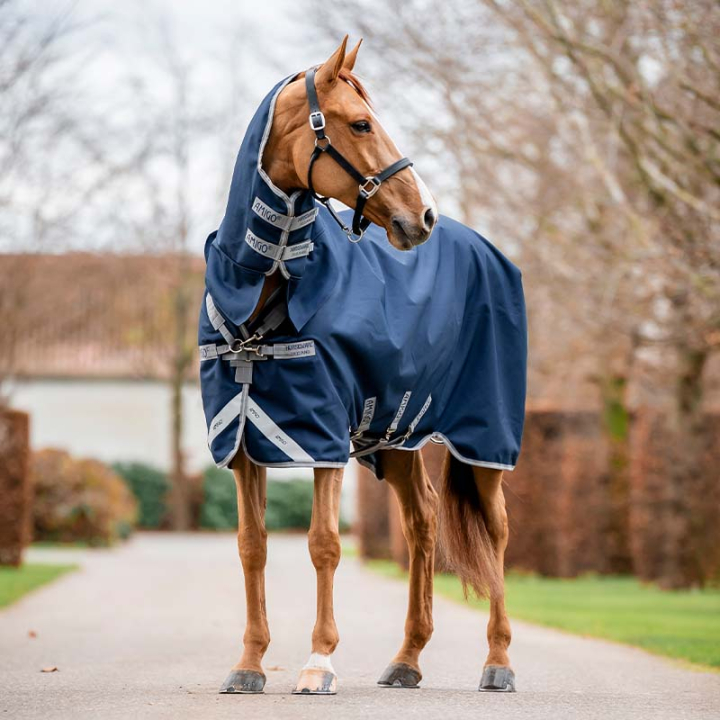Couverture extérieure Amigo Integrated 1200D 150g Marine/Gris/Argent dans le groupe Couvertures cheval / Couvertures d'extérieur / Couvertures de transition chez Equinest (AAOJL3BJI_r)